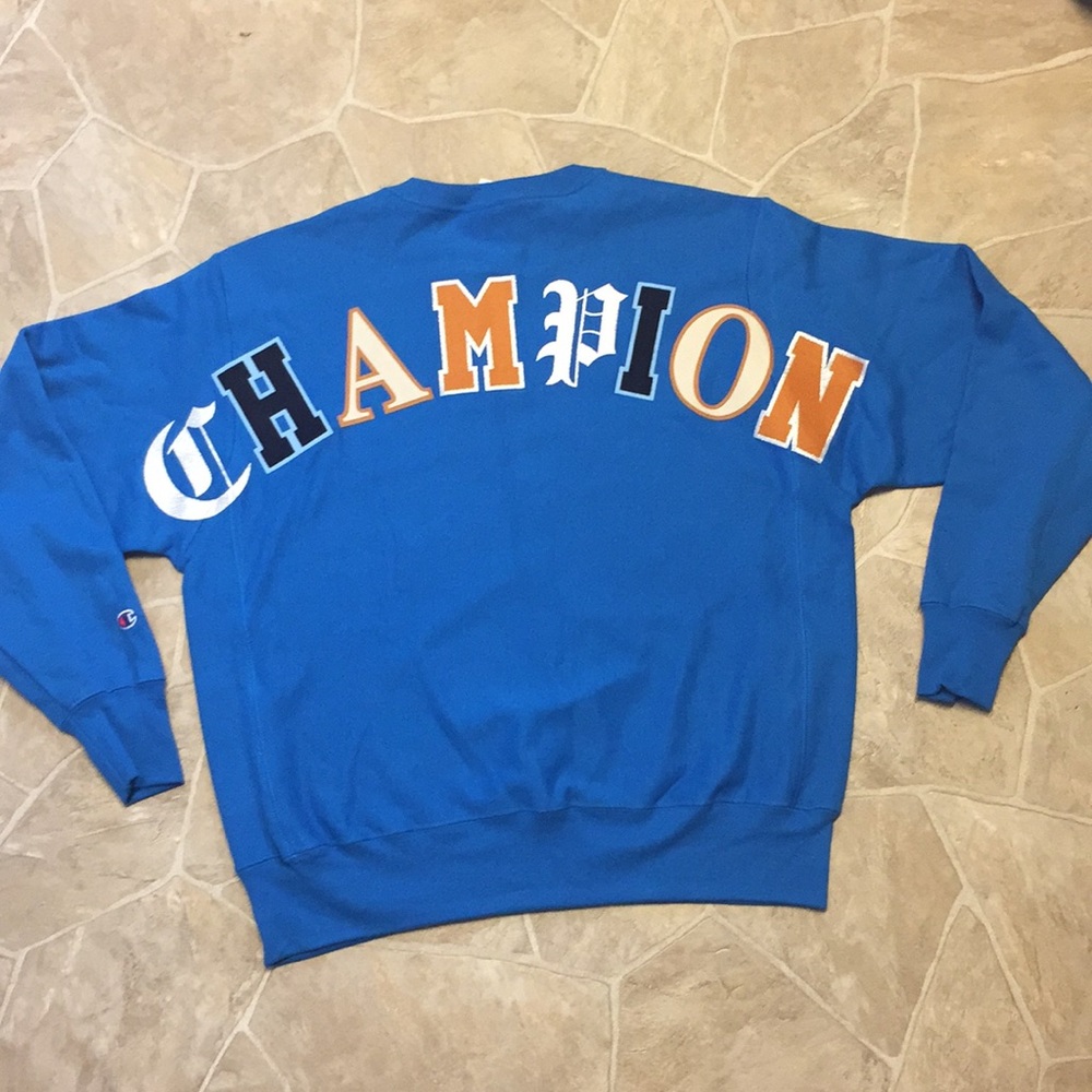 **SOLD**Champion crew neck